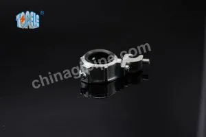 Casquet aïllat de terra de ferro mal·leable amb boixa rígida per a conductes rígids